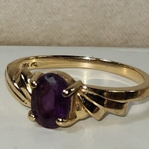 #2491, 10k GOLD RING, OVAL CUT AMETHYST, 1.91grs, Sz6.5.
